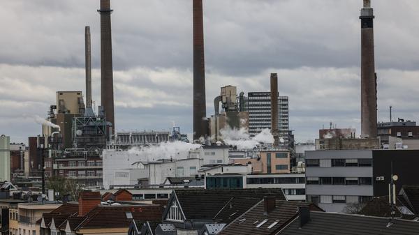 Hier wird produziert. Hinter Wohnhäusern sind die Anlagen des Werkes von Bayer in Leverkusen zu sehen.