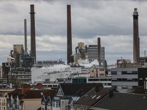 Hier wird produziert. Hinter Wohnhäusern sind die Anlagen des Werkes von Bayer in Leverkusen zu sehen.