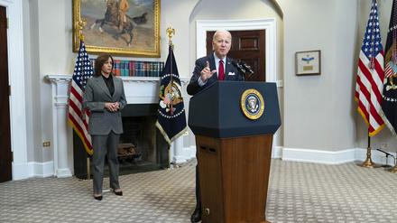 US-Präsident Joe Biden spricht im Weißen Haus. 
