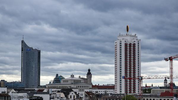 Dunkle Wolken ziehen über die Leipziger Innenstadt mit dem City-Hochhaus (l) und dem Wintergartenhochhaus.