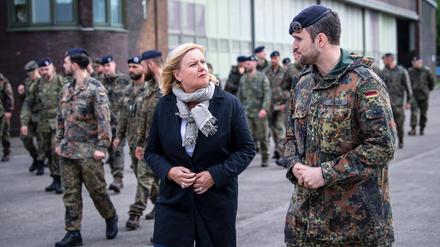 Insgesamt 123 Tage hat die Wehrbeauftragte Eva Högl im Jahr 2023 bei der Bundeswehr verbracht.
