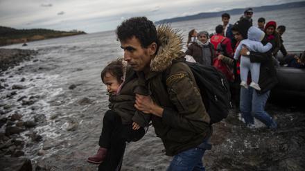 Ein Boot mit 54 afghanischen Flüchtlingen, darunter vierundzwanzig Kinder, kommt auf der griechischen Insel Lesbos an (Archivfoto)