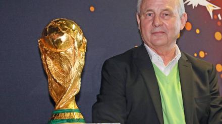 Bernd Hölzenbein mit dem WM-Pokal.