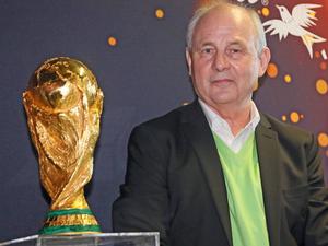 Bernd Hölzenbein mit dem WM-Pokal.
