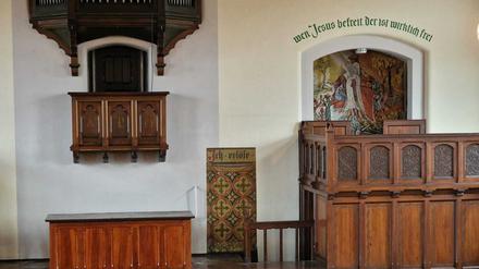 Innenansicht Gefängniskirche Tegel, rechts die wiederentdeckte Wandmalerei.