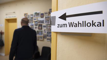 Ein Mann betritt ein Wahllokal in Schmargendorf.