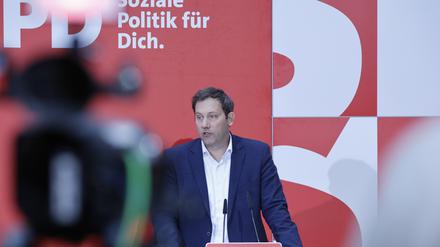Lars Klingbeil bei einer Pressekonferenz im Willy-Brandt-Haus.