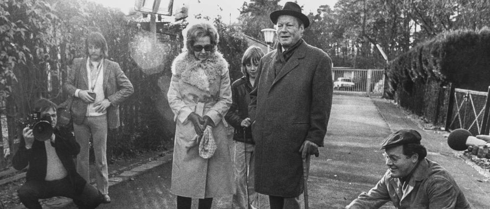 Brandts damaliger persönlicher Referent Günter Guillaume (r), Bundeskanzler Willy Brandt, sein Sohn Matthias und seine Ehefrau Rut