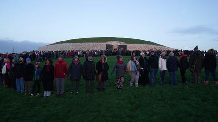 Wintersonnenwende. Nicht nur die Irinnen und Iren, die sich hier am prähistorischen Monument von Newgrange versammeln, haben etwas zu feiern.