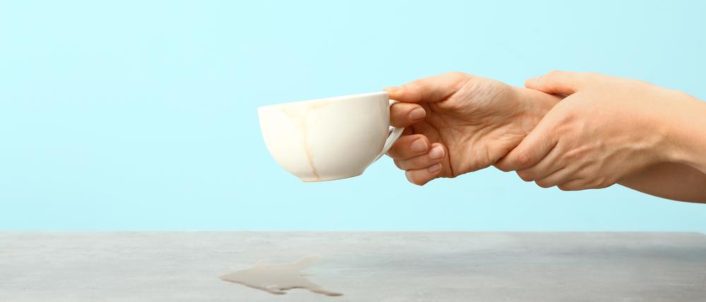 Eines der ersten Symptome für Parkinson ist, wenn Patienten die Kaffeetasse nicht mehr ruhig halten können. 