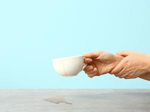 Eines der ersten Symptome für Parkinson ist, wenn Patienten die Kaffeetasse nicht mehr ruhig halten können. 