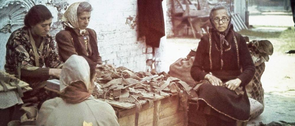 Deportierte Frauen in einer Sattelwerkstatt im Ghetto Lodz (Litzmannstadt), etwa 1941. Das Ghetto bestand von 1939 bis 1944 und war das zweitgrößte nach dem Warschauer Ghetto.