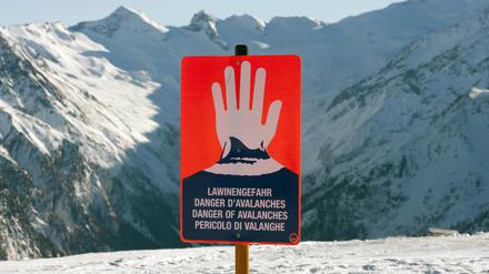 Ein Lawinen-Warnschild in den Alpen (Symbolbild).