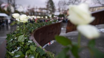 Rosen erinnerten schon während der Gedenkfeier zum 10. Jahrestag des Amoklaufs von Winnenden an die Opfer.