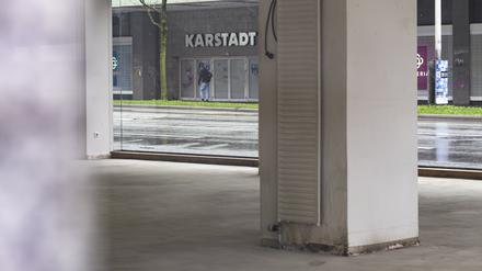 Der Schriftzug «Karstadt» ist durch ein leerstehendes Geschäft hindurch im Stadtzentrum zu lesen. Viele Innenstädte haben schon bessere Zeiten gesehen. 