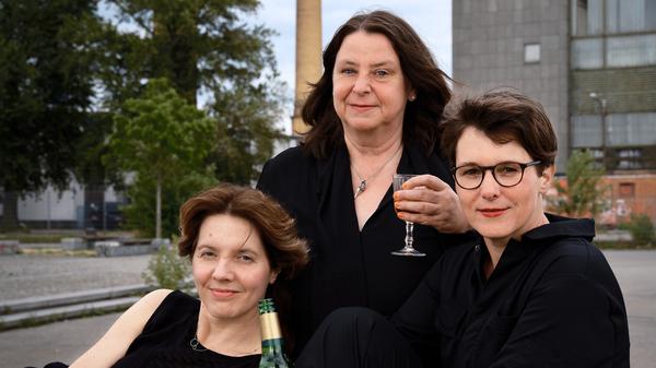 Die Autorinnen Annett Gröschner, Peggy Mädler und Wenke Seemann sind ostdeutsch sozialisiert. 