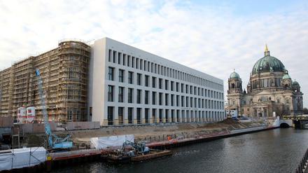 Die Fassade des Berliner Stadtschlosses, wo im Herbst das Stadtmuseum einzieht. Noch eingerüstet ist die Gebäudeseite, die rekonstruiert wird.