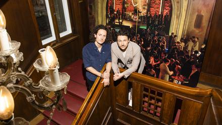 Die Regie- und Schauspielbrüder Alex und Dimitrij Schaad im Treppenhaus des X-Verleihs.