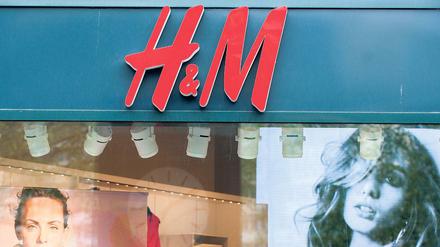 Das schwedische Modehaus Hennes und Mauritz muss sich Rassismus-Vorwürfen stellen.