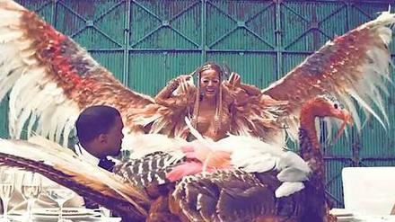 Kanye West holt sich im Musikfilm "Runaway" eine Vogelfrau vom Himmel.