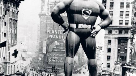 Einer muss es richten. Ein heliumgefüllter Superman schwebt über dem New Yorker Times Square (1940). Foto: ddp images/AP