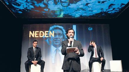 Hetze zur besten Sendezeit. In der Talkshow „Neden“ wird Hrant Dink bedroht. Regisseur Züli Aladaz stellt die Szene nach. Foto: Drama