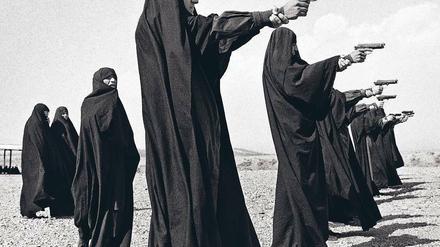 Der Fotograf Jean Gaumy dokumentiert 1986 bei Teheran die Schießübungen iranischer Frauen.