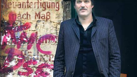 Big in Berlin. Der Hamburger Frank Spilker, Jahrgang 1966, ist Gründer, Gitarrist und Sänger des einflussreichen Indie-Trios Die Sterne. Ihr neues Album „Für Anfänger“ ist bei dem bandeigenen Label Materie Records erschienen. 