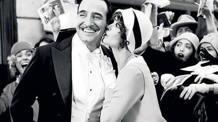 Ein Star, ein Fan. Gerade hat die Autogrammjägerin Peppy (Bérénice Bejo) die Absperrung durchbrochen, da überrascht sie schon ihr Idol George Valentin (Jean Dujardin) mit einem Kuss. Und wird dadurch selber über Nacht berühmt. 
