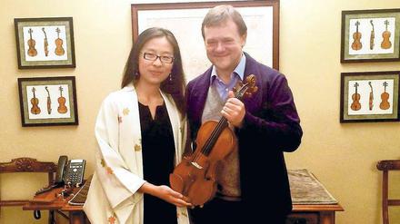 Violinist Frank Peter Zimmermann bei der Übergabe der Stradivari durch Liya Yu, der Tochter eines chinesisch-deutschen Unternehmers.