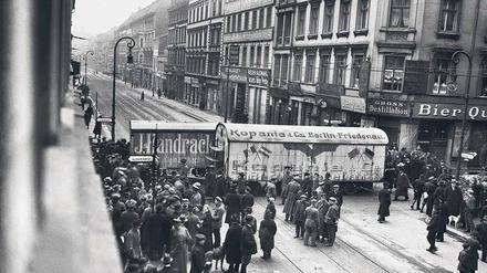 Die Revolution kann nochmals beginnen. Möbelwagen als Barrikaden der Streikenden in der Prenzlauer Straße, nun schon am 7. März 1919. 