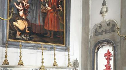 Im ewigen Dialog. Jan Fabres „Die Auferstehung des Lebens“ (rechts) mit dem Altarbild von Giovanni Bernardo Azzolini, „Der hl. Paulus befreit einen Sklaven“ von 1626/30.