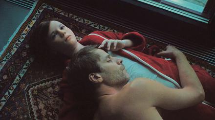 Ein Mann (Dominik Warta) trauert um sein totes Kind, Trost findet er bei einem künstlichen Wesen (Lena Watson).
