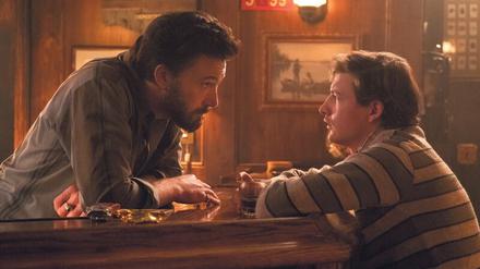 Tresenthesen. Onkel Charlie (Ben Affleck, l.) erklärt J.R. (Tye Sheridan), wie ein Junge zu sein hat. 