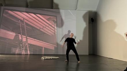 Stefan Sing erfand das „organic juggling“. Hier in einer Performance in der Ausstellung von Ming Wong und Asta Gröting.