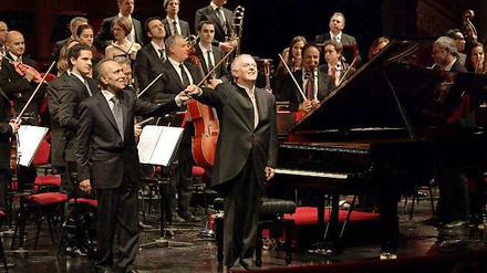 Claudio Abbado und Daniel Barenboim mit Musikern der Filarmonica della Scala und des Orchestra Mozart.