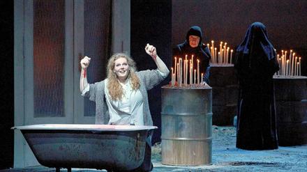 Kälte unter Kerzen: Eva-Maria Westbroeck singt gegen eine kühle "Kabanova"-Inszenierung an