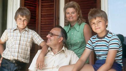 Familienidyll in Lederhosen: Familie Kohl 1975 - Sohn Walter (l.) hat nun ein Buch geschrieben und klagt über die Last, der Sohn eines großen Mannes zu sein.