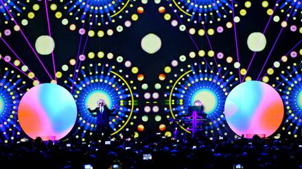 Sänger Neil Tennant links und Keyboarder Chris Lowe von den Pet Shop Boys während Auftaktkonzertes ihrer "Super"-European Tour am 26.11.2016 in der Arena Leipzig.