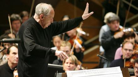Pierre Boulez, dirigiert in Donaueschingen das Eröffnungskonzert der Donaueschinger Musiktage, im Oktober 2008. 