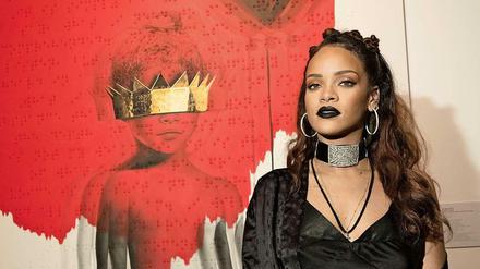 Rihanna vor dem Bild, das auf dem "Anti"-Cover zu sehen ist.