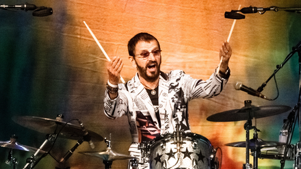 Aufforderung zum Tanz. Ringo Starr, einst Drummer der Beatles, spielte gern den Clown an der Schießbude.