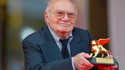 Beim Filmfest Venedig 2012 erhielt Francesco Rosi einen Goldenen Löwen für sein Lebenswerk. Die Berlinale hatte ihn 2008 mit dem Goldenen Ehrenbären gewürdigt. Der Filmemacher starb am Samstag, den 10. Januar, im Alter von 92 Jahren in Rom. 