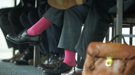 Wer einen exklusiven Manager-Mali erhält, muss zur besseren Unterscheidung ab sofort peinliche rosa Socken tragen. Top-Manager dagegen haben bei der Sockenfarbe weiterhin die freie Wahl.
