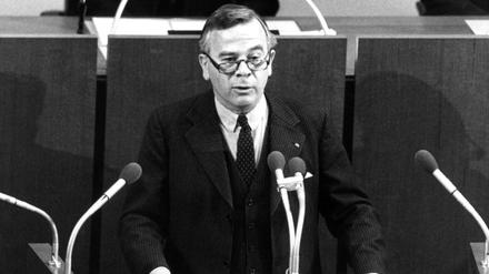 Hannover, 1987: Werner Knopp hält im Plenarsaal eine Rede zum 40-jährigen Bestehen des Niedersächsischen Landtags.