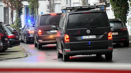 Der Hauptverdächtige im Mordfall Lübcke wird für weitere Vernehmungen in das Polizeipräsidium Nordhessen gebracht.