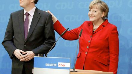 Angela Merkel lächelt - neben ihr Wahlverlierer David McAllister.