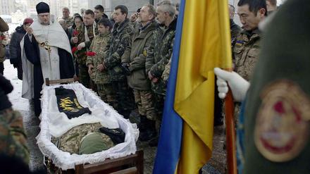 Trauriger Alltag in Kiew - Bestattung eines toten Soldaten.