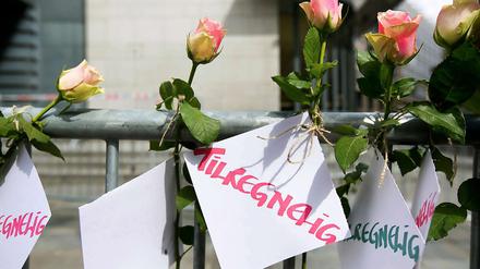 Blumen erinnern vor dem Gerichtsgebäude in Oslo an die Opfer Breiviks.