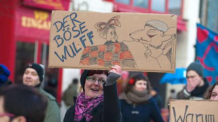 In Berlin fordern Demonstranten am Wochenende einen "Wandel des Systems" in Berlin. Mit in der Kritik: Bundespräsident Christian Wulff. 